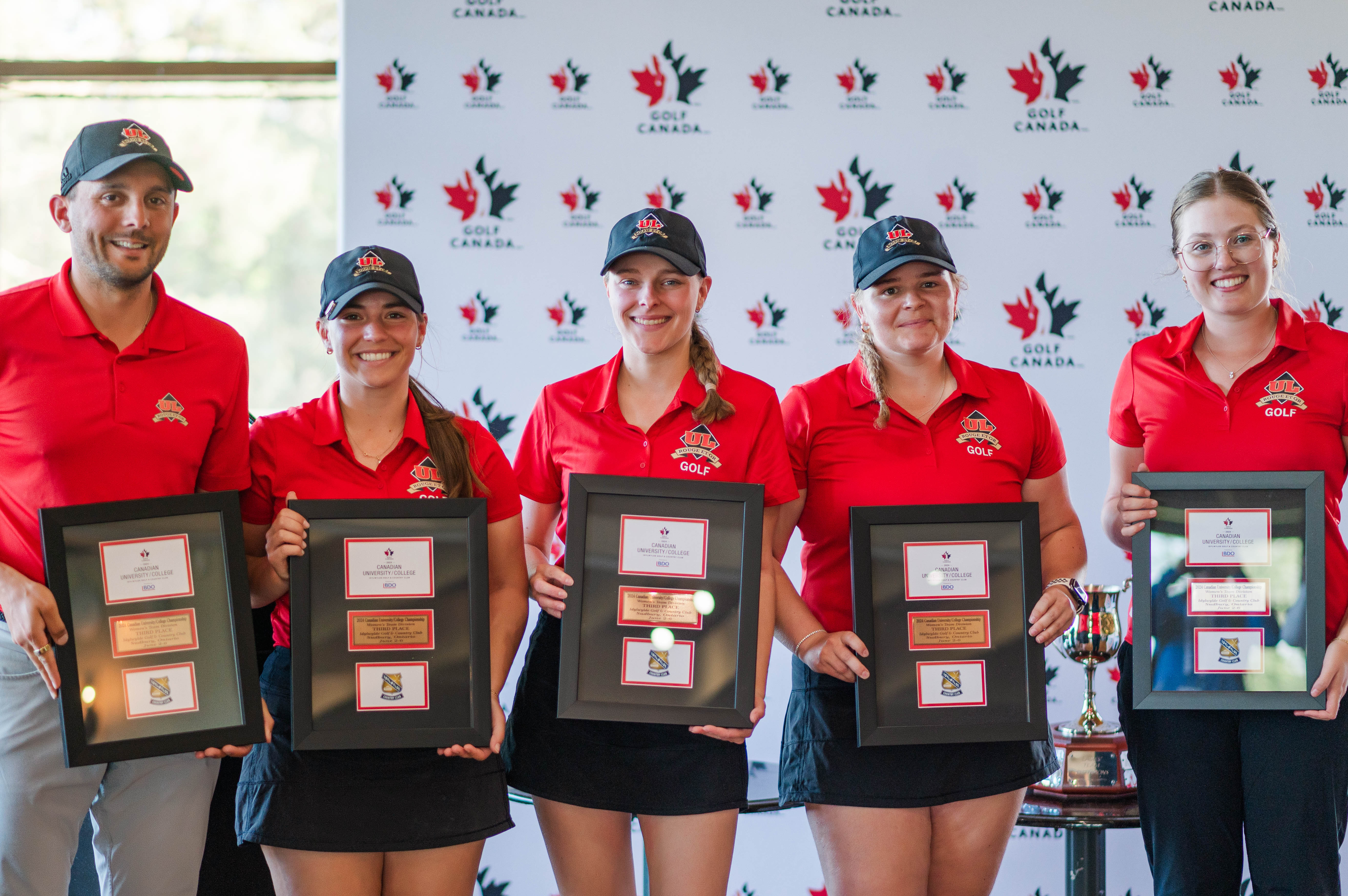 Équipe de golf avec trophées